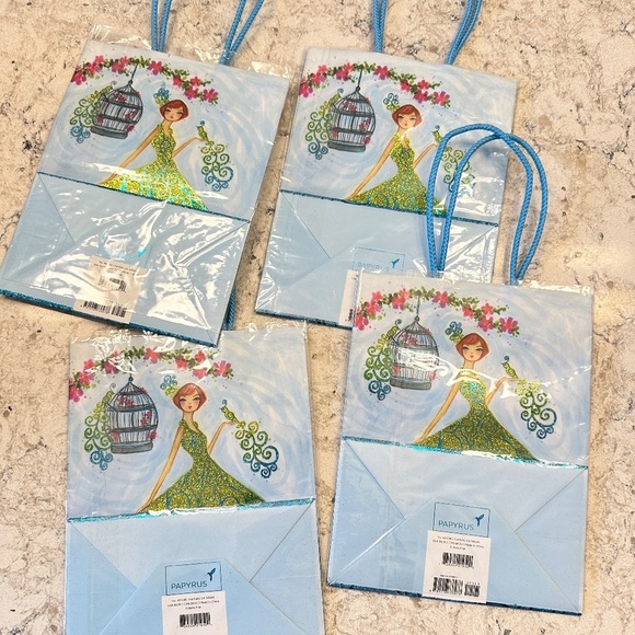 Papyrus Set of 4 Gift Bags New - Picture 5 of 6
